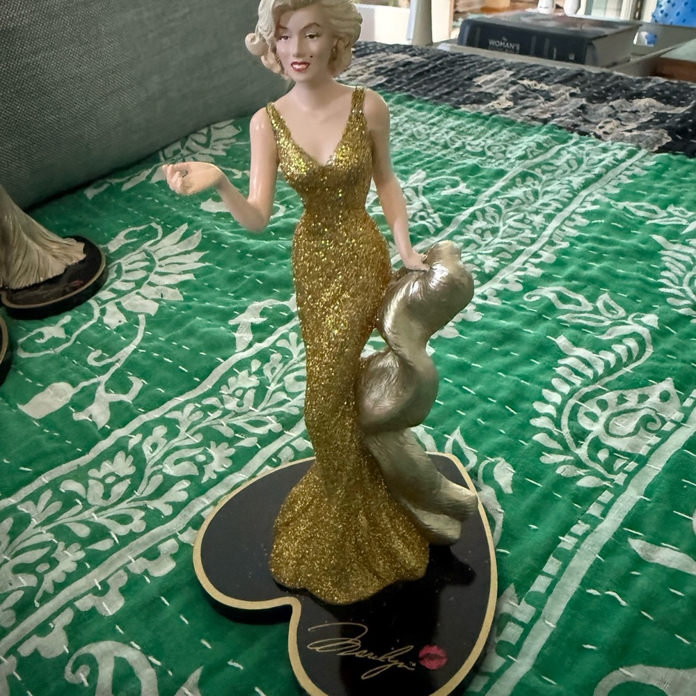 Marilyn Monroe Figurines (3) with gold dress and Black Base. Collectable! - Picture 3 of 6